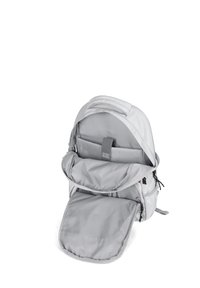 Sac à dos gris avec un sommet arrondi, des bretelles rembourrées et plusieurs compartiments. Fabriqué en tissu lisse avec une fermeture éclair sécurisée et des accessoires réglables.