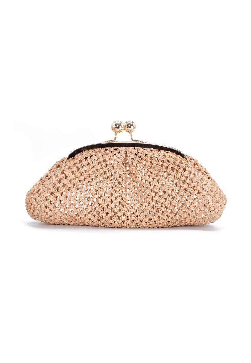 Borsa clutch in tessuto rosa a forma arrotondata, con chiusura metallica dotata di due palline decorative e un design superficiale texturizzato.