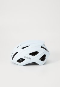 Casque de cyclisme Kask bleu clair présenté sur un fond neutre, mettant en valeur son design aérodynamique et ses ouvertures de ventilation.