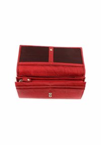 Portefeuille en cuir rouge avec une finition texturée, comportant plusieurs compartiments et une section zippée, sécurisée par des boutons-pression argentés.