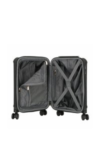 Maleta negra con exterior texturizado, doble compartimiento, bolsillo de malla y correas cruzadas. Cuenta con cuatro ruedas para facilitar la movilidad.