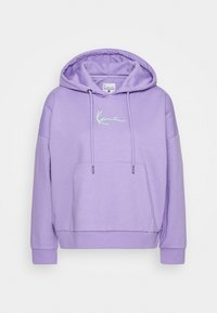 Sudadera lila con bolsillo frontal tipo bolsa, capucha con cordón, puños acanalados y logo "Kani" en verde neón en el pecho.