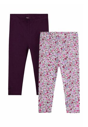 Due paia di leggings per bambini: una di un viola scuro uniforme, l'altra bianca con un motivo floreale in rosa, viola e rosso, entrambe con bottoni vicino alle caviglie.