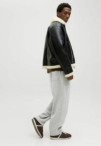 Jack & Jones Pantalones deportivos - light grey melange