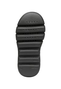 Suela de zapato de goma negra con una superficie texturizada, ranuras horizontales y agujeros de ventilación, con marca en relieve.