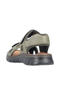 Sandales pour hommes en cuir vert olive avec des découpes en maille et des sangles à boucle auto-agrippante, dotées d'une semelle intérieure rembourrée et d'une semelle en caoutchouc noir.