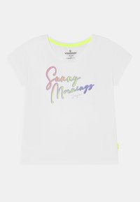 T-shirt branca de manga curta com um decote redondo. Apresenta texto multicolorido "Manhãs Ensolaradas" e um detalhe em verde néon na bainha.