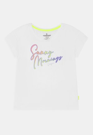 T-shirt branca de manga curta com um decote redondo. Apresenta texto multicolorido "Manhãs Ensolaradas" e um detalhe em verde néon na bainha.