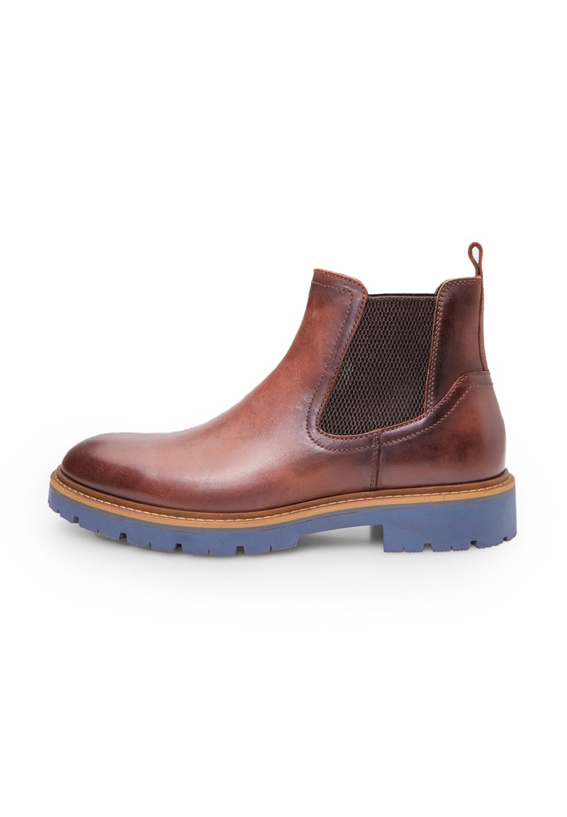 Stivale Chelsea in pelle marrone con pannelli elastici ai lati, suola in gomma blu e una linguetta sul tallone. Finitura liscia con un leggero luccichio.