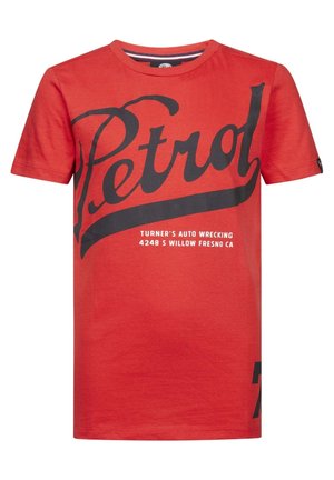 Czerwony T-shirt z krótkim rękawem z dużym czarnym napisem "Petrol" oraz mniejszym białym napisem "Turner's Auto Wrecking 4248 S Willow Fresno CA."