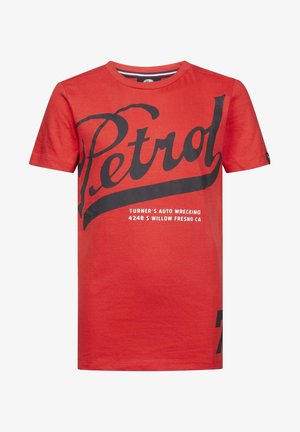 Czerwony T-shirt z krótkim rękawem z dużym czarnym napisem "Petrol" oraz mniejszym białym napisem "Turner's Auto Wrecking 4248 S Willow Fresno CA."