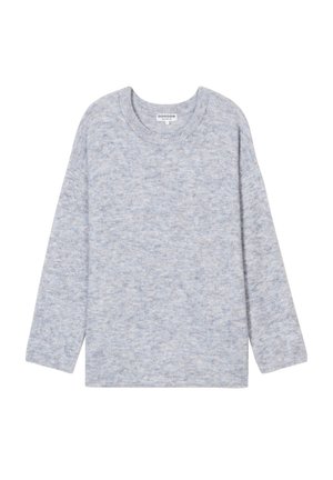 Pull léger gris en tricot doux et texturé, avec un col rond et des manches longues, orné de subtils motifs bleu parsemés.