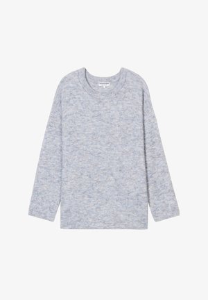 Pull léger gris en tricot doux et texturé, avec un col rond et des manches longues, orné de subtils motifs bleu parsemés.