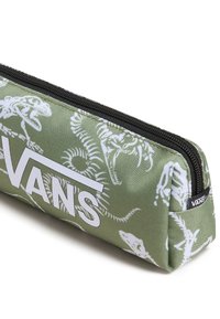 Astuccio verde con motivi di dinosauri bianchi, chiusura con zip e logo 'VANS' bianco ben visibile. Realizzato in tessuto testurizzato per una maggiore durata.
