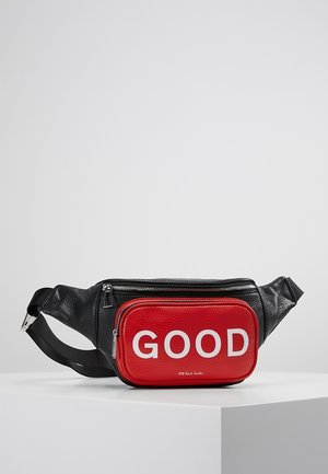 Sort læderbæltetaske med rød frontlomme med hvid "GOOD" tekst og lille PS Paul Smith branding nedenunder.