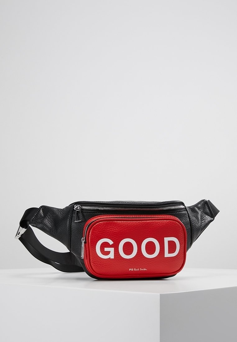 Sac banane en cuir noir avec poche avant rouge affichant un texte blanc "GOOD" et un petit logo PS Paul Smith dessous.