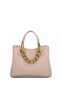 Borsa a mano beige in pelle con finitura texturizzata, caratterizzata da doppi manici e una grande catena dorata decorativa sulla parte anteriore.
