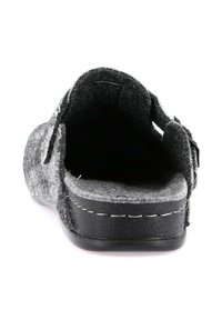 Zoccolo grigio con suola in gomma nera, dotato di una cintura regolabile e texture liscia, che mostra il retro aperto e la fodera interna.