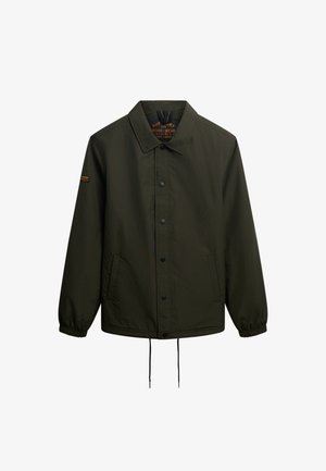 Olijfgroene jas van lichtgewicht stof, voorzien van een knoopsluiting, een kraag, elastische manchetten en zijzakken.