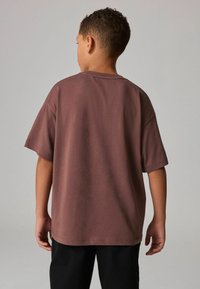 smALLSAINTS BIGGY LOGO CREW - Triko s potiskem - chestnut brown