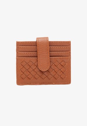 Porte-cartes en cuir brun avec motif tissé, comportant six emplacements pour cartes et une fermeture à rabat. Texture lisse avec des détails de couture visibles.