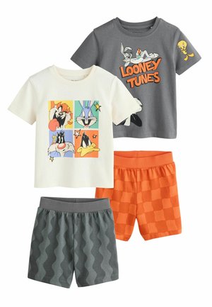 Dwa zestawy ubrań dziecięcych: jedna szara koszulka Looney Tunes z Buggsem Bunny i Tweety, pomarańczowe kraciaste szorty; jedna biała koszulka z twarzami Looney Tunes i szare faliste szorty.
