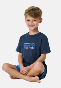 Granatowa koszulka bawełniana z grafiką strażaka w niebieskim i czerwonym kolorze, z krótkimi rękawami i okrągłym dekoltem. Odpowiednia dla dzieci.