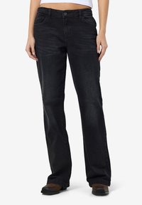 Zwarte denim jeans met een rechte pasvorm, vijf zakken en een knoopsluiting. Kenmerkt zich door een lichte vervaging en een gladde textuur.