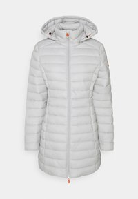 Lysegrå dynejakke med hætte, der har horisontale quiltede paneler, en frontlynlås og orange accenter nær hætten og lynlåstrækkeren.