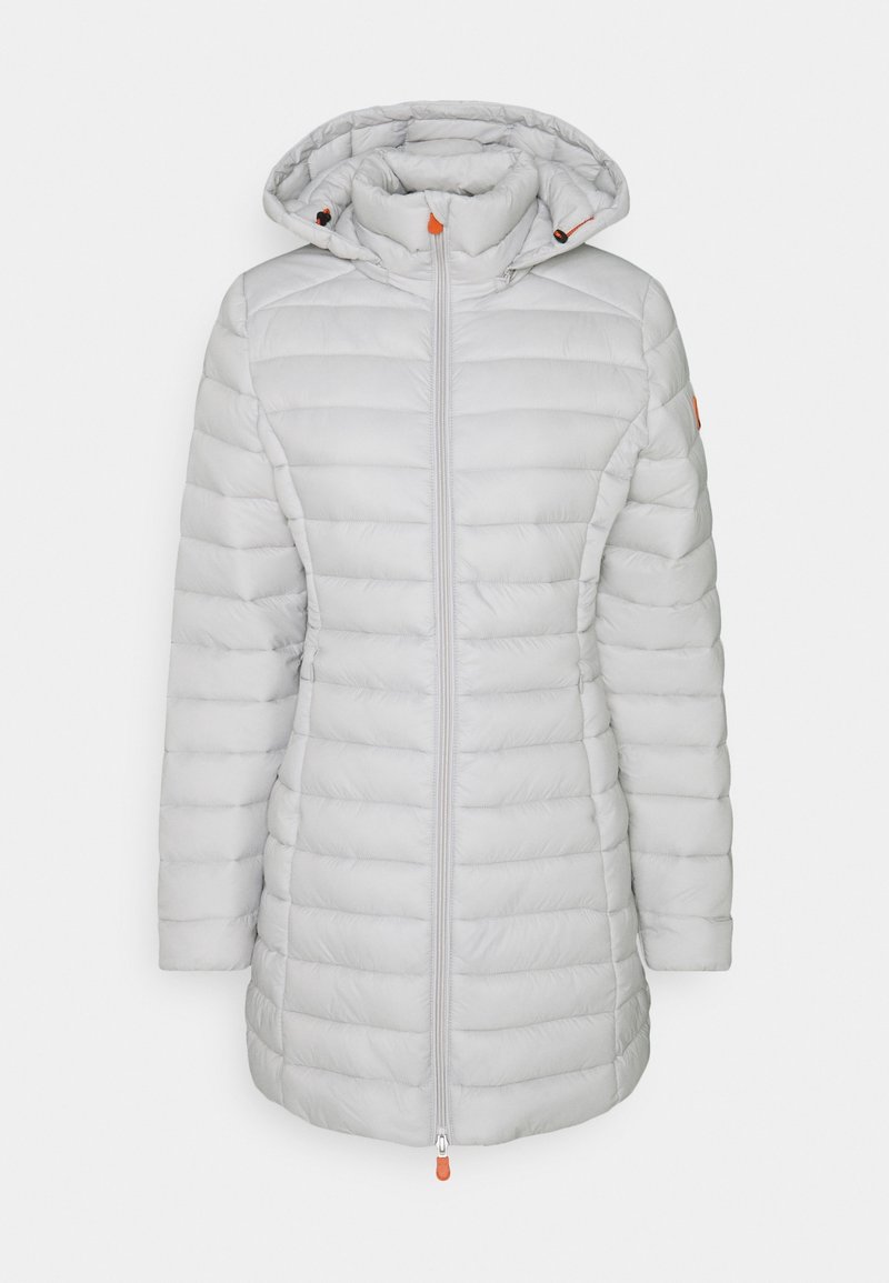 Lysegrå dynejakke med hætte, der har horisontale quiltede paneler, en frontlynlås og orange accenter nær hætten og lynlåstrækkeren.