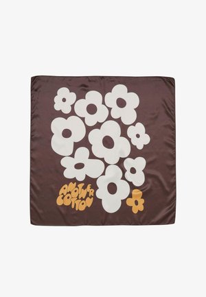 Eșarfă din mătase maro, decorată cu flori albe mari de diferite dimensiuni și un text stilizat în portocalie care spune "ANOTHER COTTON" în partea de jos.