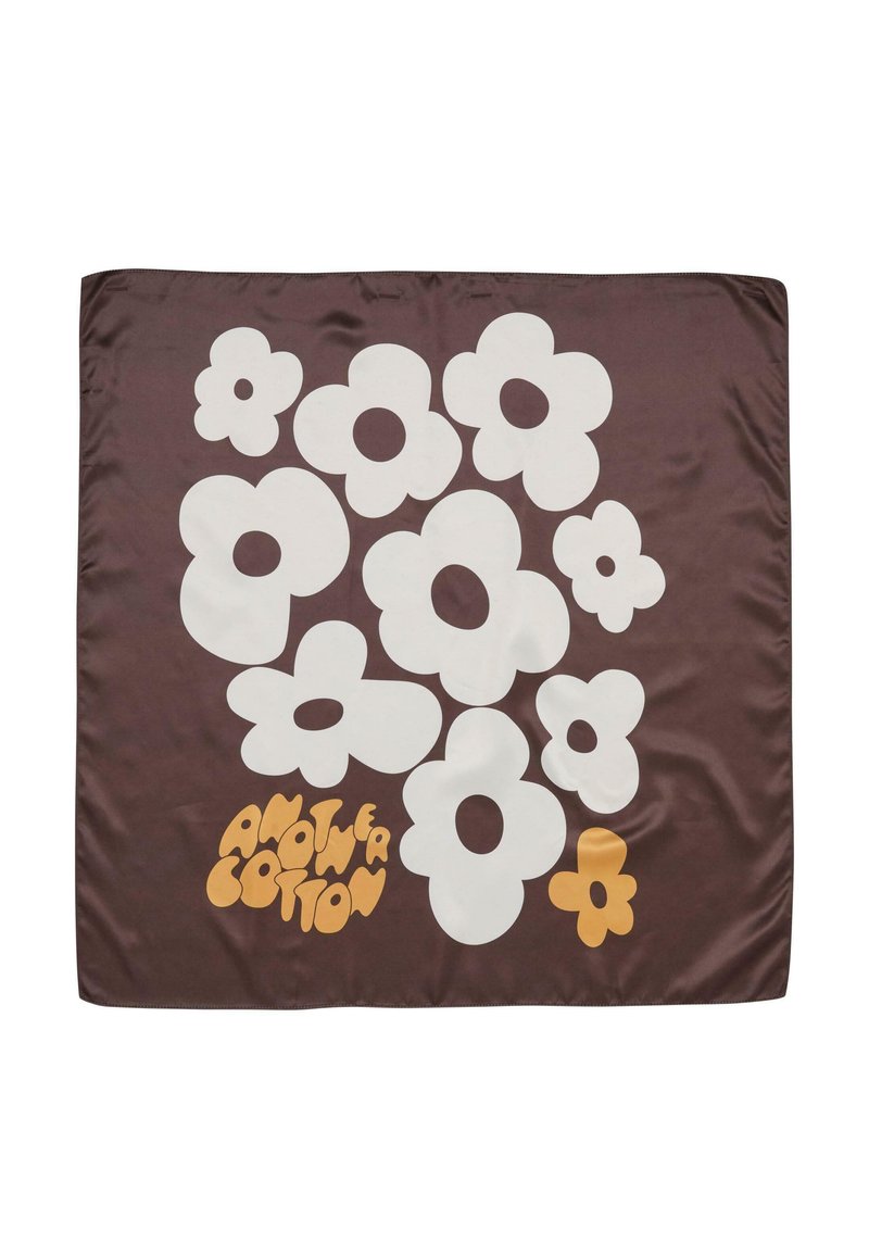 Brun silkeslørf med store hvide blomster i forskellige størrelser og en stiliseret tekst i orange, der læser "ANOTHER COTTON" nederst.