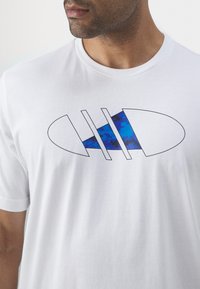 adidas Performance LOGO TEE - Trükipildiga T-särk - white