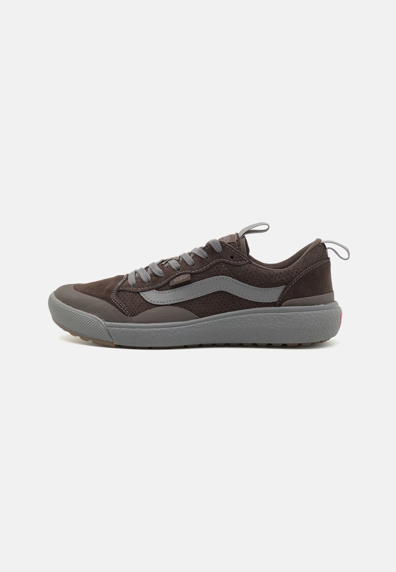 Zapatillas de ante y malla marrones con acentos grises, que cuentan con cordones planos, una suela de goma texturizada y una lengüeta en el talón.