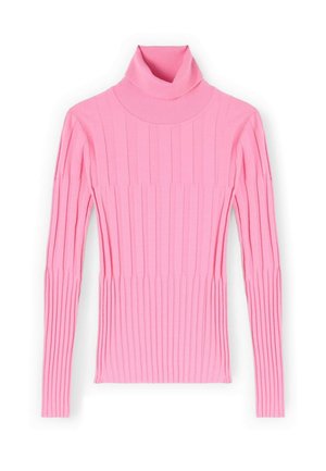 Przylegający sweter z golfem w jasnoróżowym kolorze, z pionową prążkowaną fakturą, długimi rękawami i wysokim kołnierzem.