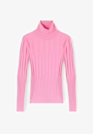 Przylegający sweter z golfem w jasnoróżowym kolorze, z pionową prążkowaną fakturą, długimi rękawami i wysokim kołnierzem.