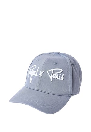 Casquette de baseball gris clair avec texte brodé blanc « Project x Paris » sur le panneau avant, visière incurvée et trous de ventilation cousus.