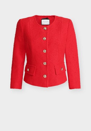 Chaqueta femenina roja con textura, cuello redondo, mangas largas, cinco botones decorativos dorados al frente y dos bolsillos con solapa y botones dorados.