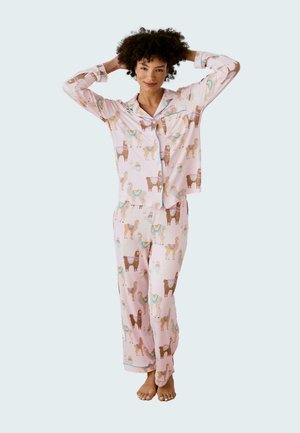 Set di pigiama in cotone con uno sfondo rosa chiaro e vari motivi di lama, con camicia con bottoni e pantaloni lunghi e larghi.