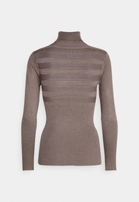 Maglione a collo alto marrone con texture a coste, motivo a righe orizzontali nella parte superiore e maniche aderenti.