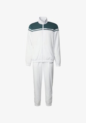 Chándal blanco con paneles verdes en los hombros, puños elásticos, chaqueta con cremallera y pantalones a juego con un pequeño texto de logo negro en el pecho y el muslo.
