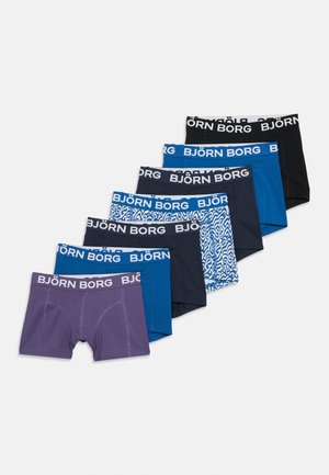Zeven paar Björn Borg boxershorts in diverse blauwe, zwarte, paarse en met patronen, gerangschikt in een aflopende rij.