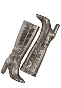 Botas metálicas plateadas hasta la rodilla con Punta puntiaguda, parte superior texturizada y cierre de cremallera en el lateral, con un robusto tacón cuadrado.
