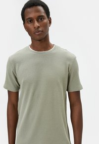 Koton DETAIL CREW NECK TEXTURED  - T-shirts basic - khaki