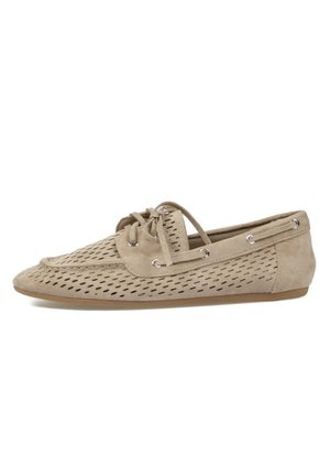 Mocasín de ante beige con lados perforados, parte delantera con cordones y suela de goma, mostrado de perfil sobre fondo blanco.