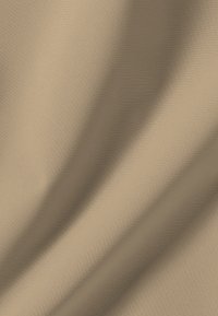 Tissu beige à texture lisse, présentant un léger brillant et des drapés souples. Un motif tissé proéminent ajoute de la profondeur à la surface.