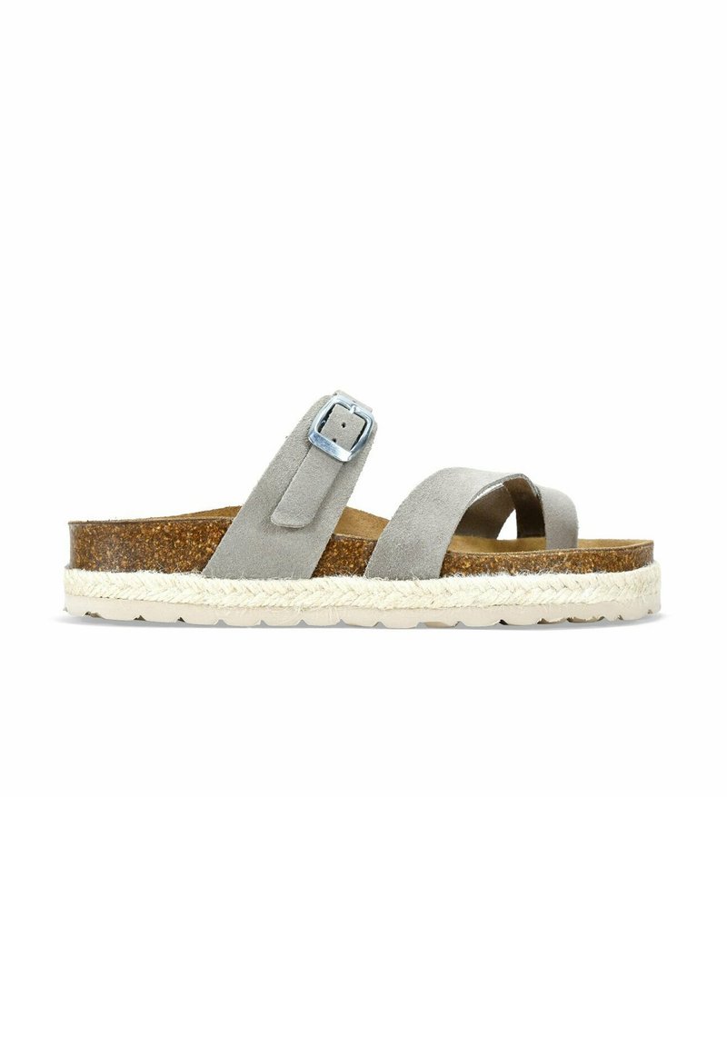 Sandalias de ante gris que cuentan con dos correas, hebilla ajustable, una plantilla de corcho y una suela media de yute trenzado. Suela plana con acabado texturizado.