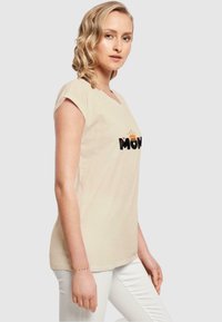 Merchcode MOTHERS DAY QUEEN MOM - T-shirts print - white/sand