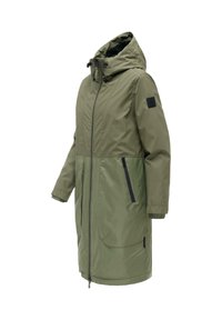 Dlhá kapucňová parka olivovo zelenej farby so zipsom vpredu, vreckami so zipsom, elastickými manžetami a čiernou náplasťou na ľavom rukáve.