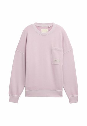 Lyserød sweatshirt lavet af blødt stof, med rund halsudskæring, lange ærmer og en frontlomme med et mærkedetalje.
